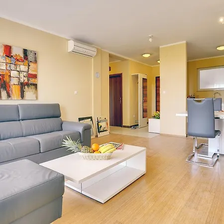 Apartments Vea פולה