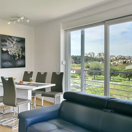 Apartments Vea פולה