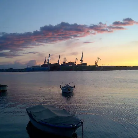 Apartments Vea דירה *