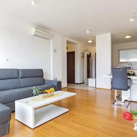 Apartments Vea פולה